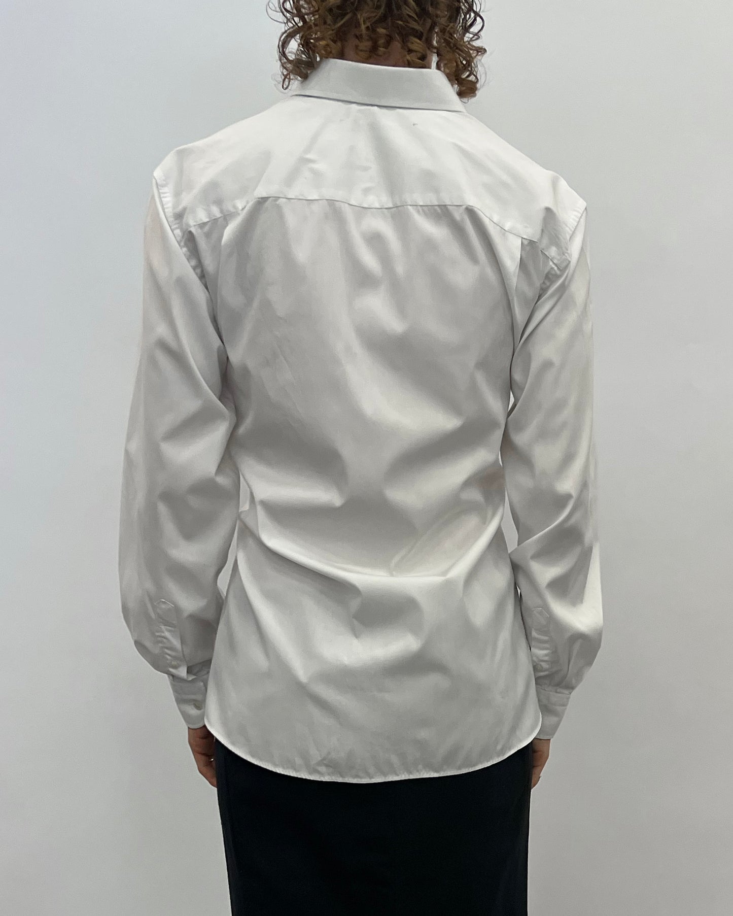 Long sleeve shirt with audelà logo on a string in waist.