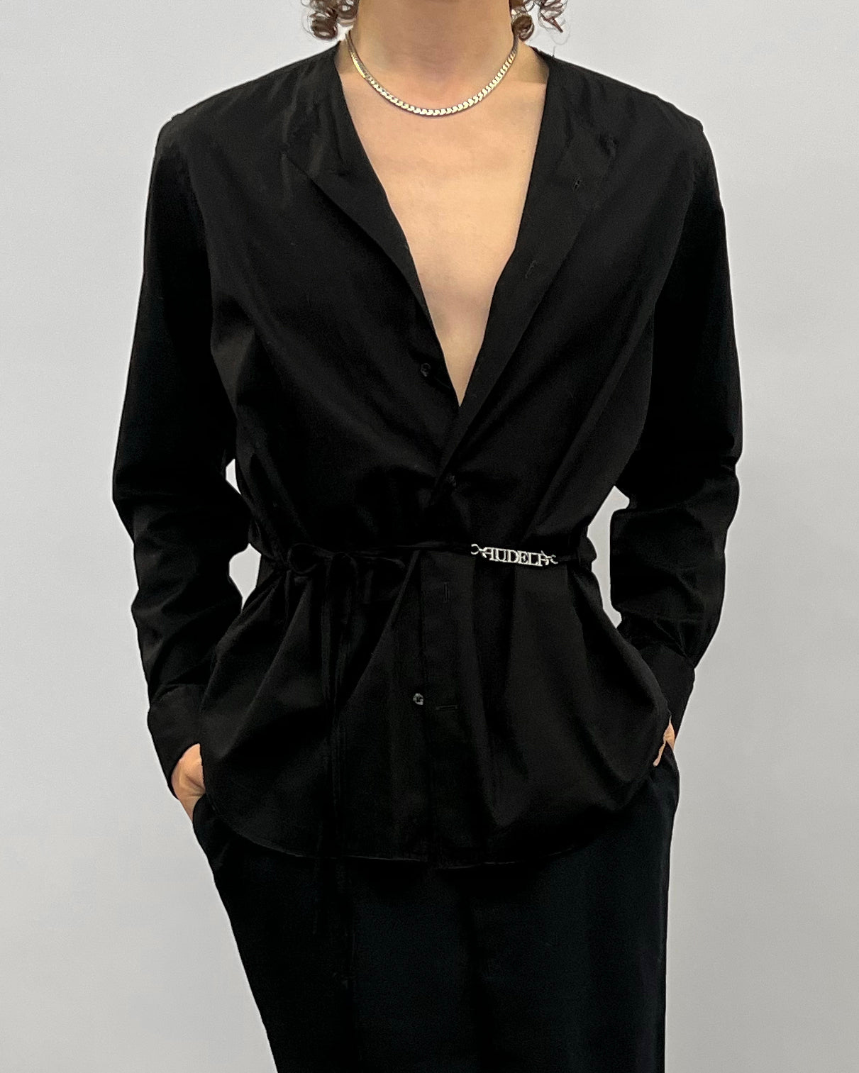 Long sleeve shirt with audelà logo on a string in waist.