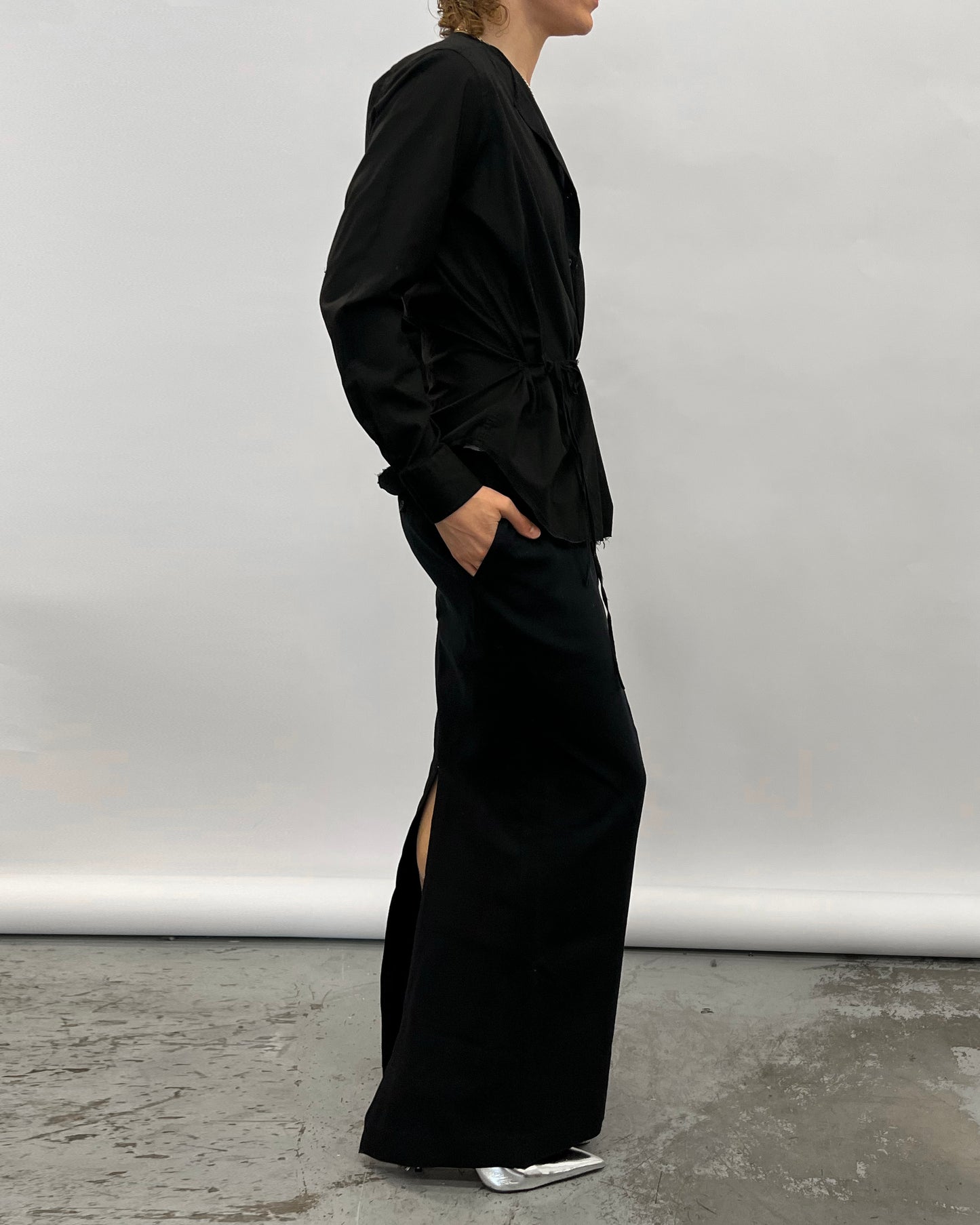 Long sleeve shirt with audelà logo on a string in waist.