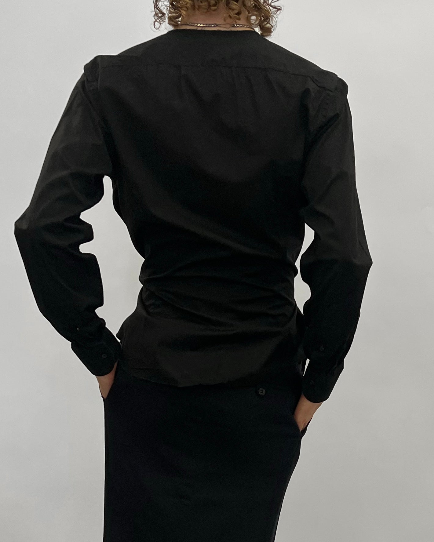 Long sleeve shirt with audelà logo on a string in waist.