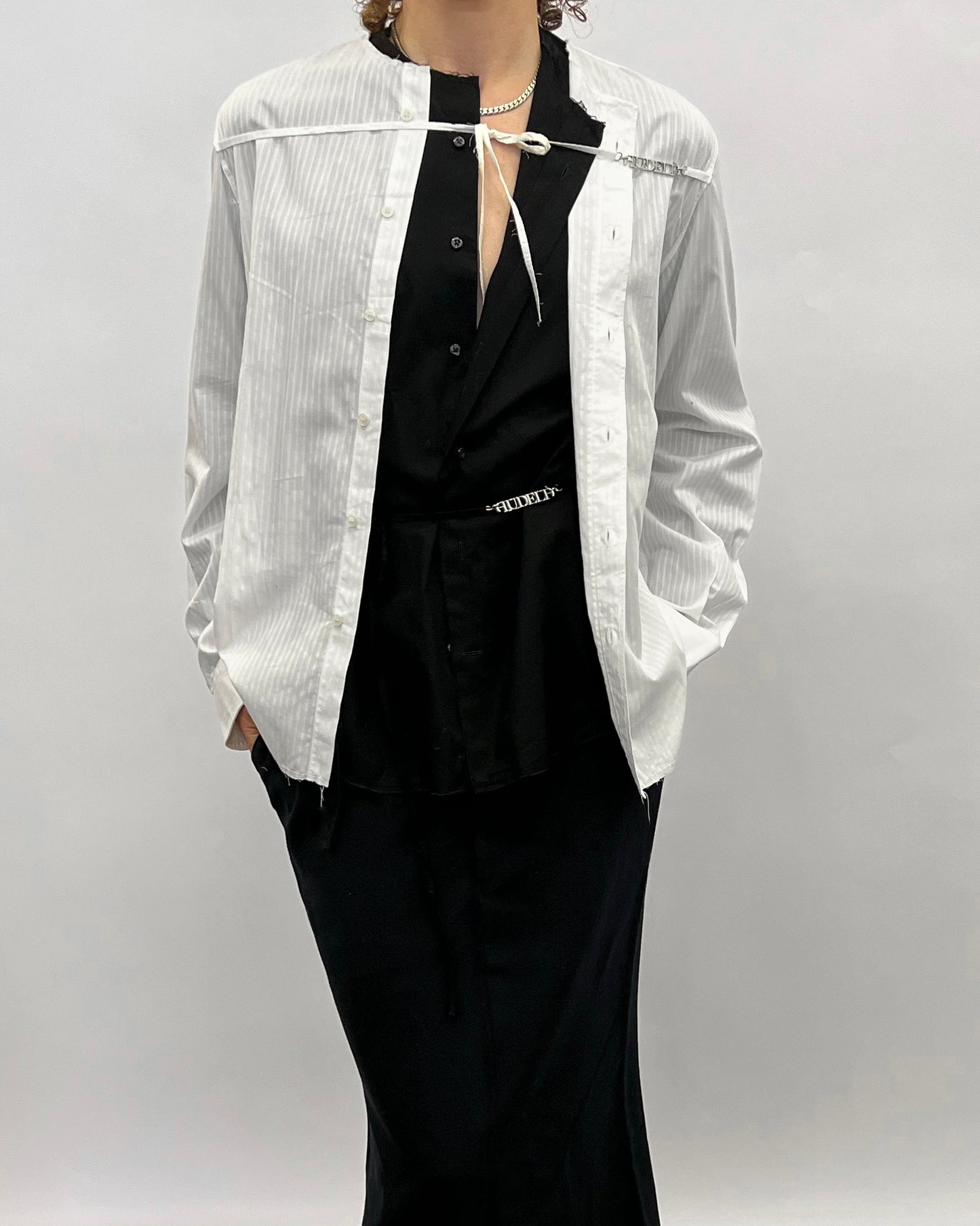 Long sleeve shirt with audelà logo on a string in waist.