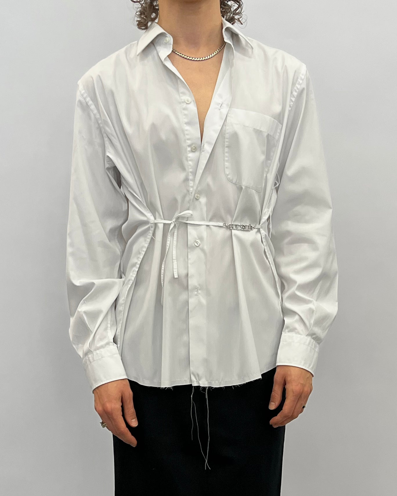 Long sleeve shirt with audelà logo on a string in waist.