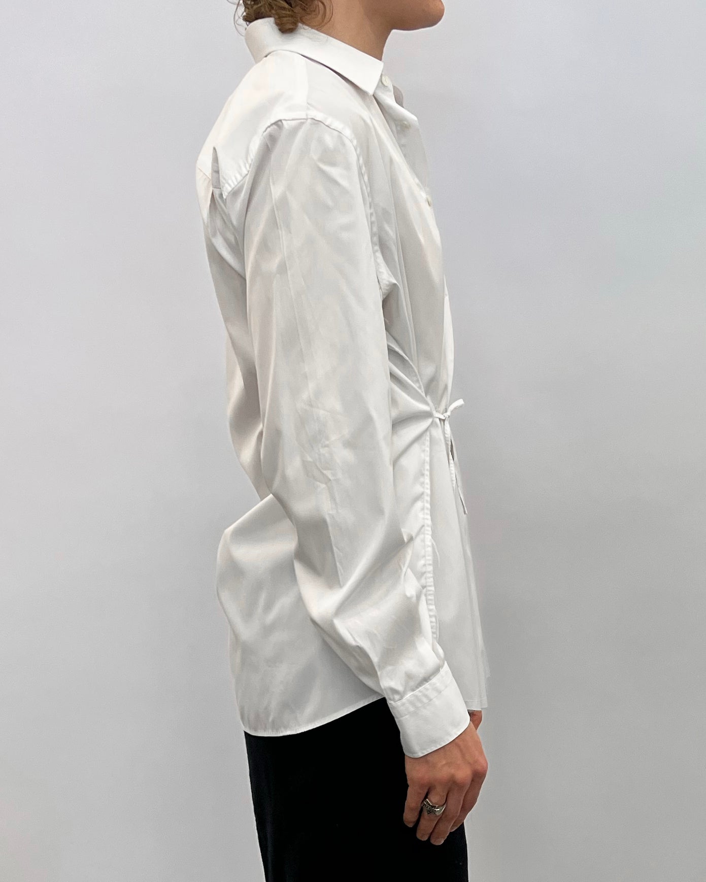 Long sleeve shirt with audelà logo on a string in waist.